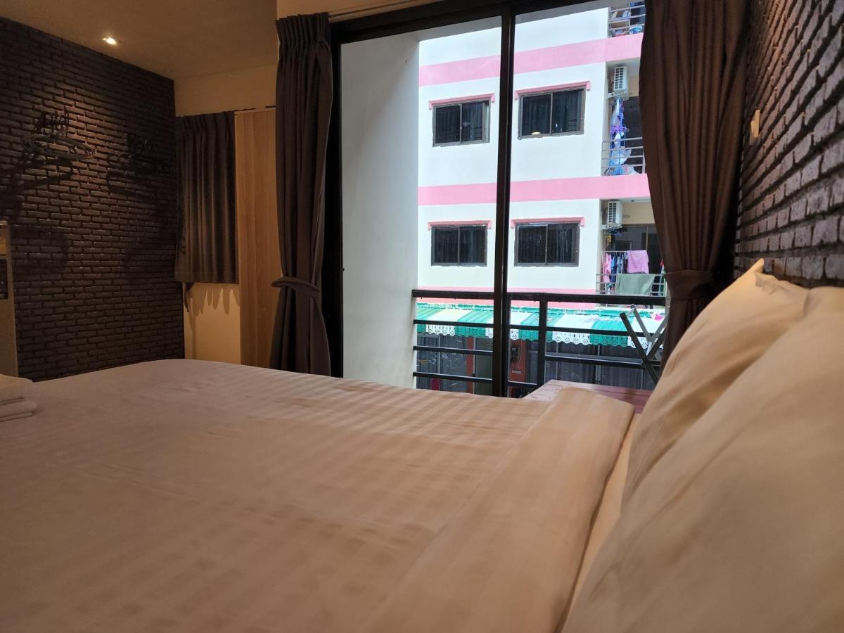 Dfeel House Hostel Patong Bagian luar foto