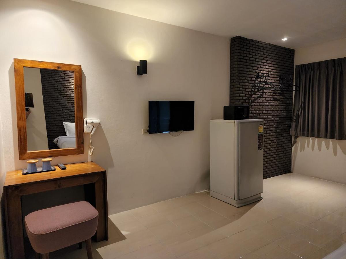 Dfeel House Hostel Patong Bagian luar foto