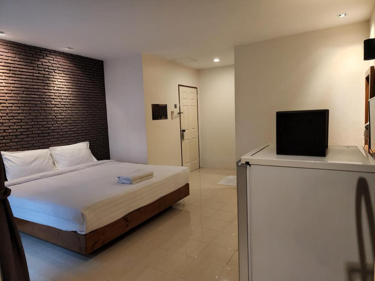 Dfeel House Hostel Patong Bagian luar foto