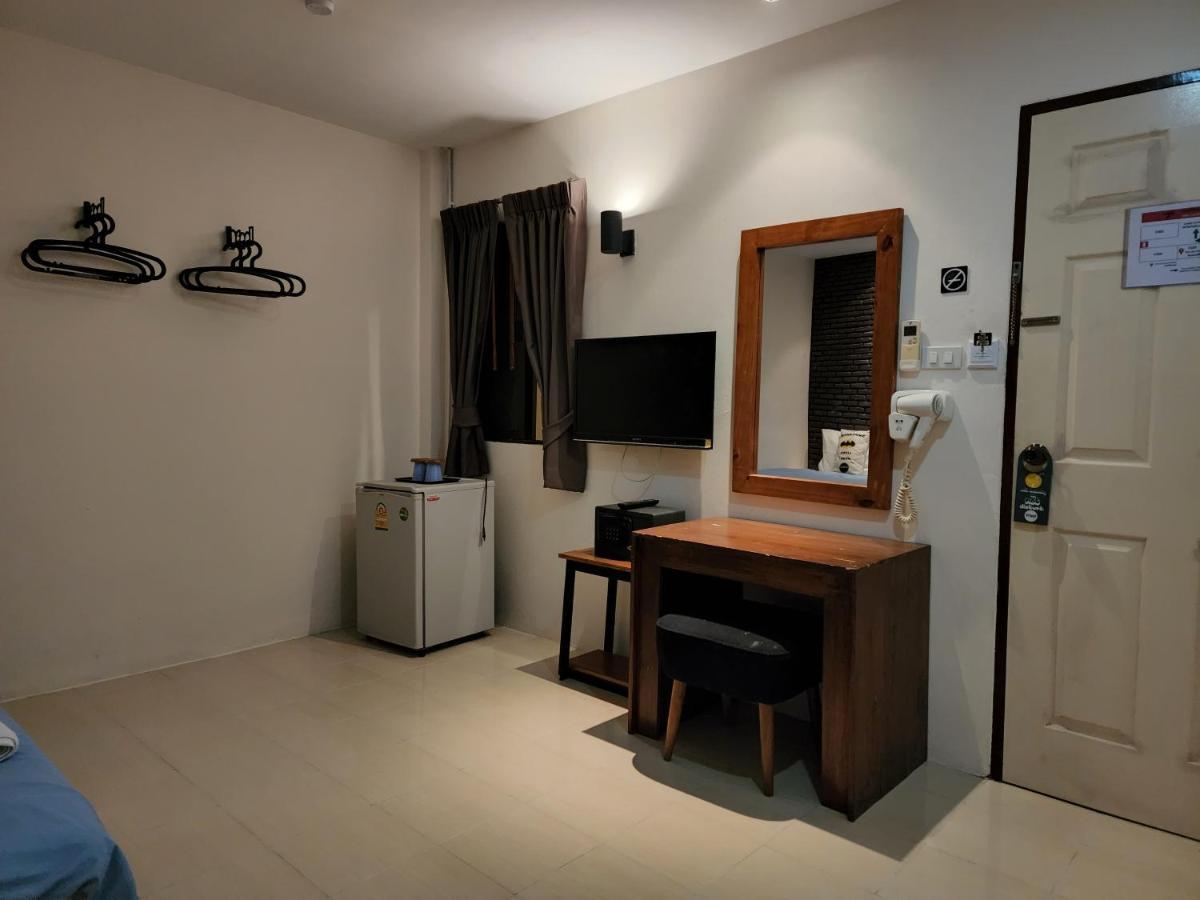Dfeel House Hostel Patong Bagian luar foto