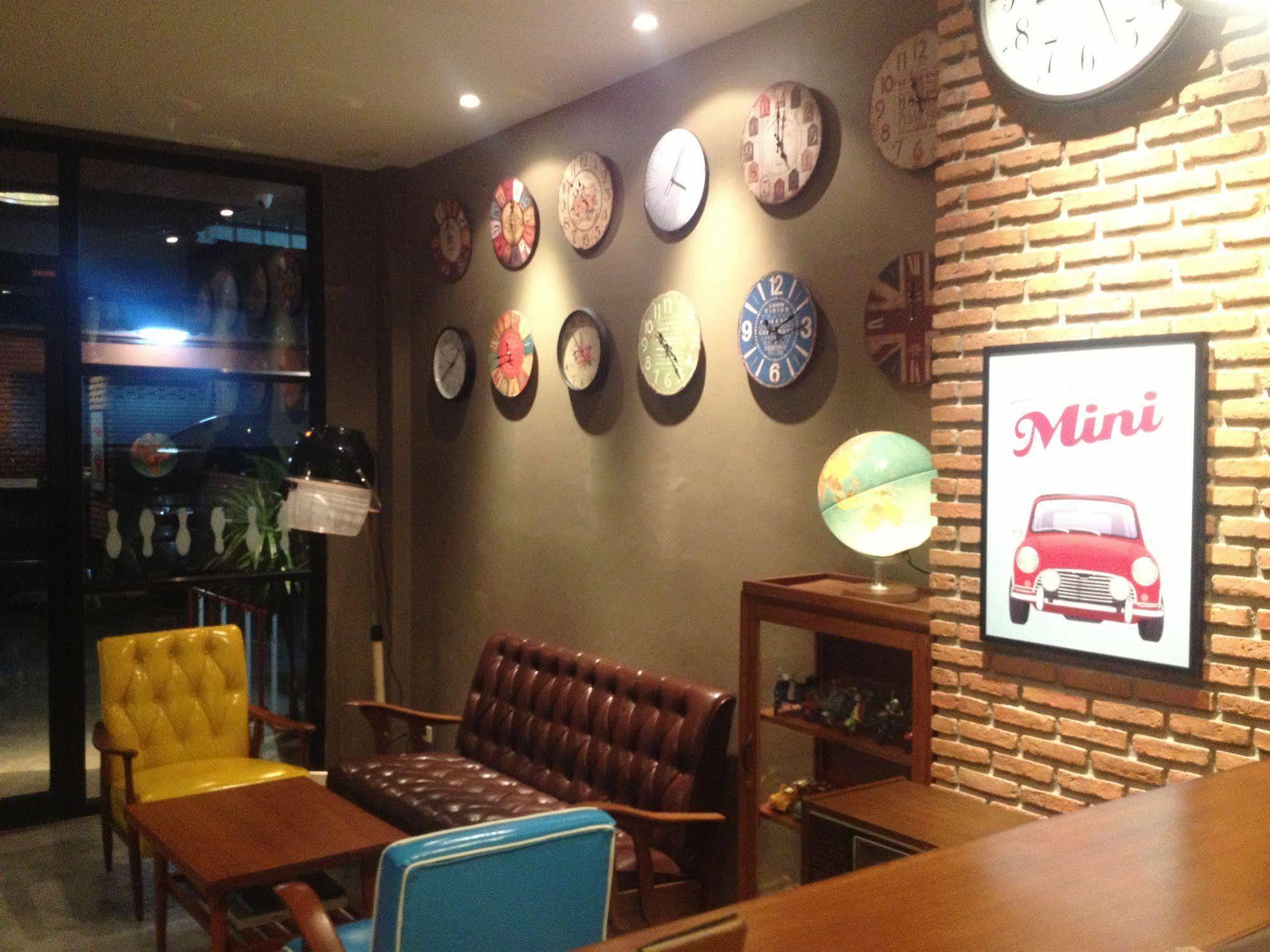 Dfeel House Hostel Patong Bagian luar foto